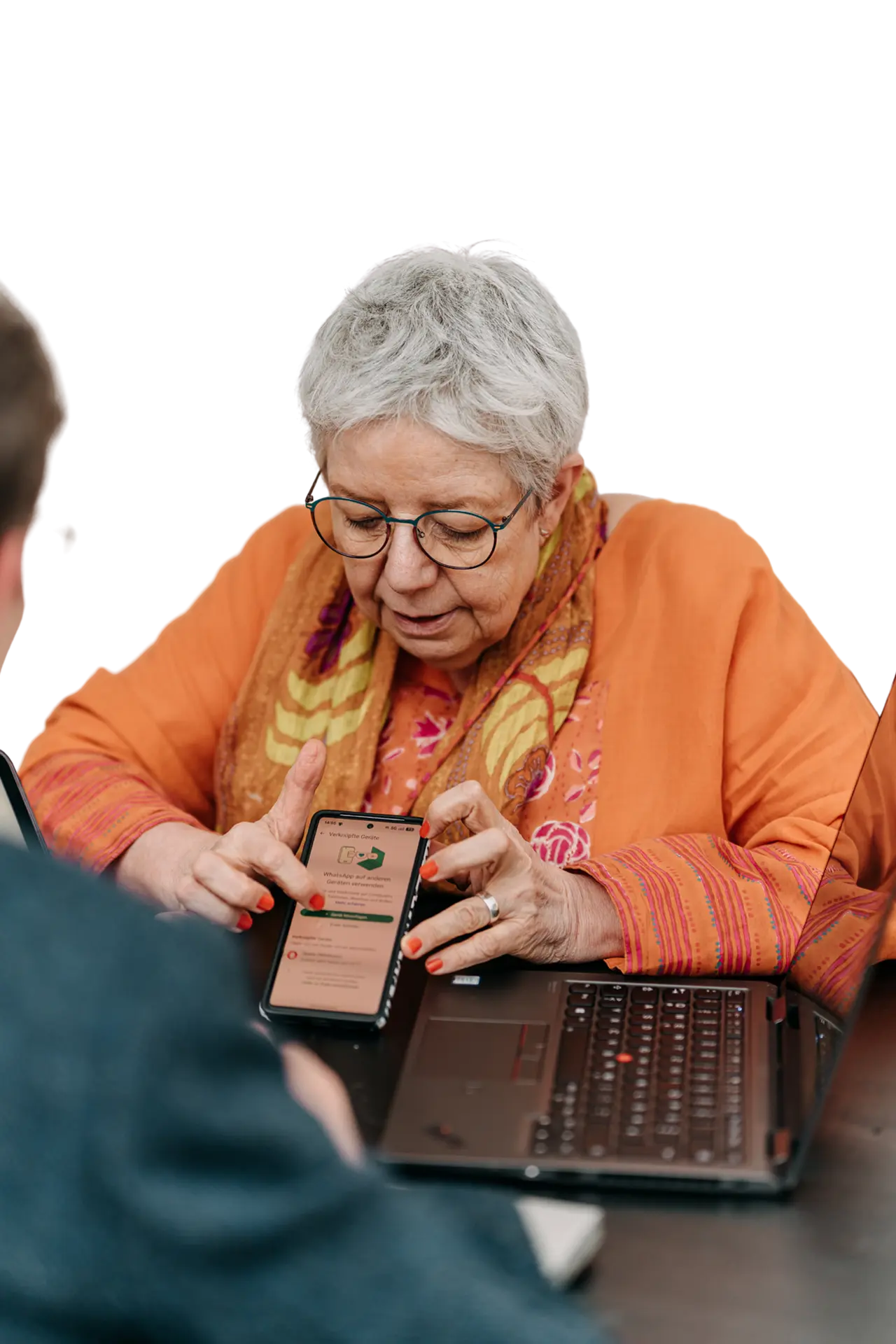 Frau Gerhard erklärt einer Kundin WhatsApp auf dem Smartphone – PC- und Handyhilfe in Kiel.