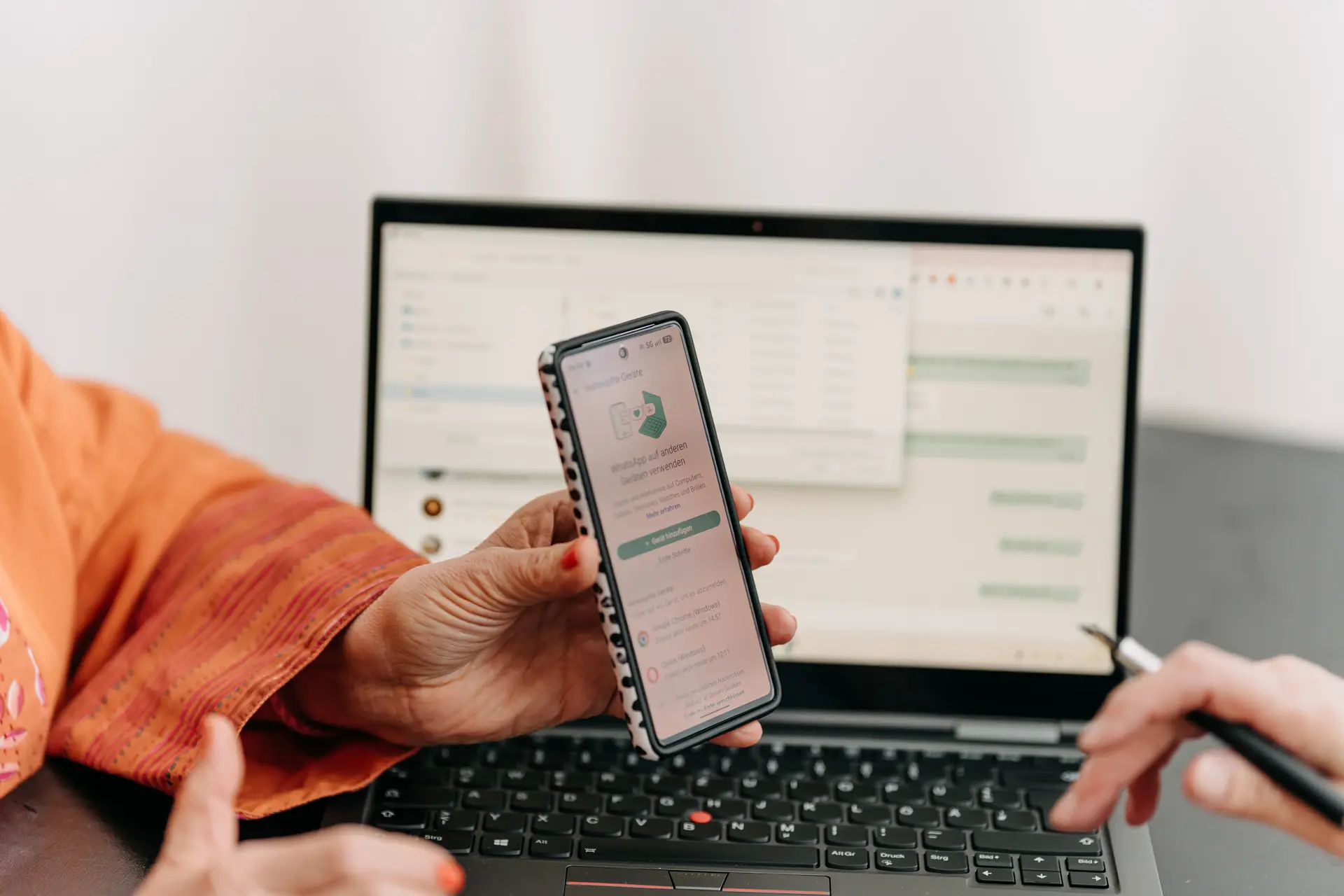 Frau Gerhard hilft – WhatsApp Schritt für Schritt auf Smartphone und Laptop erklärt.